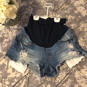 Bundle and save Maternity ripped denim shorts 💙